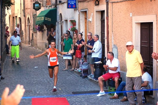 L'arrivo vittorioso di Andrea Mancini nell'edizione 2012