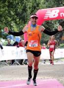 Alessandro sul traguardo della Mezza Maratona di Vico (foto Romacorre)