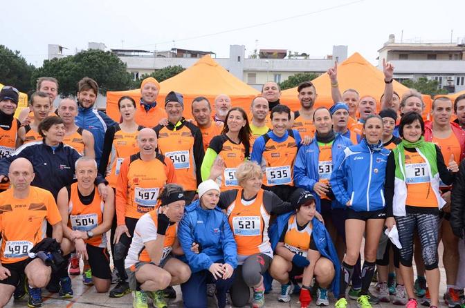 L'allegro gruppo Orange impegnato alla Corri nei Giardini di Ladispoli