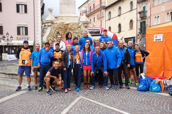 Foto di gruppo davanti all'Obelisco di Tagliacozzo