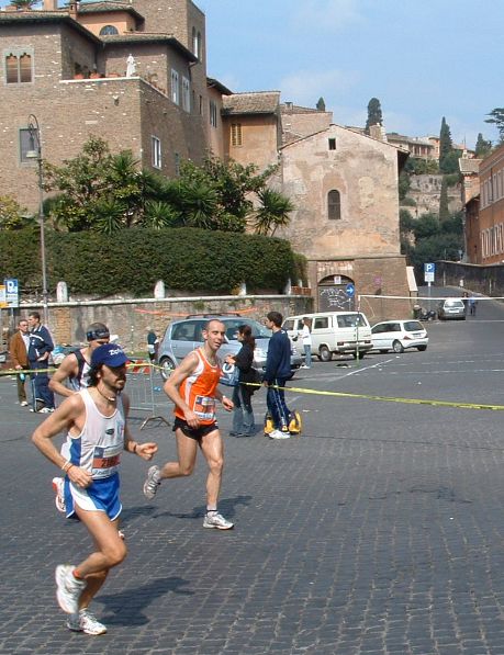 Costantino passa davanti all'Orange Point di Via dei Cerchi (foto di Alessandra Valenti)