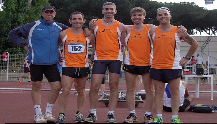 Gli staffettisti della 4x400 con il coach Fulvio di Benedetto