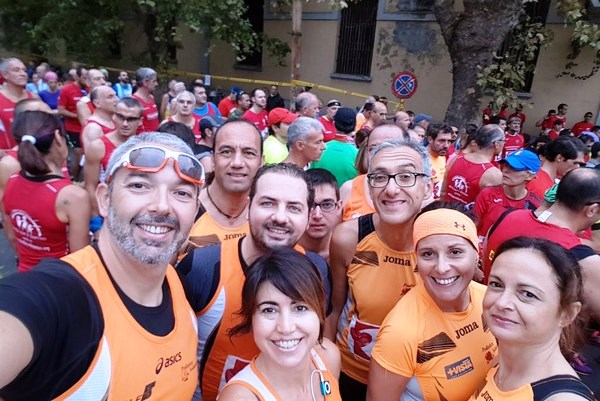 Un gruppo di orange posa per il selfie di gruppo prima della partenza della gara