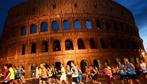 Il suggestivo passaggio accanto al Colosseo