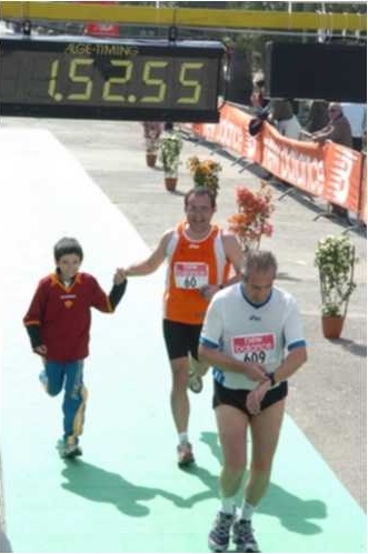 Gabriele taglia il traguardo della mezza di Giulianova.