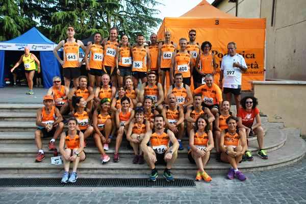 Gli orange posano per la foto di gruppo