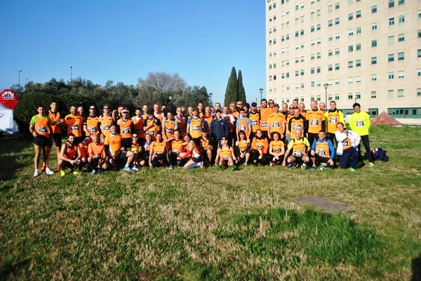 Gli Orange posano per la foto di gruppo sui prati di Tor Vergata