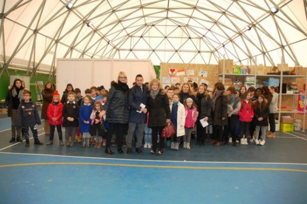 Alcuni dei ragazzi che a breve torneranno a studiare nella nuova scuola di Pieve Torina