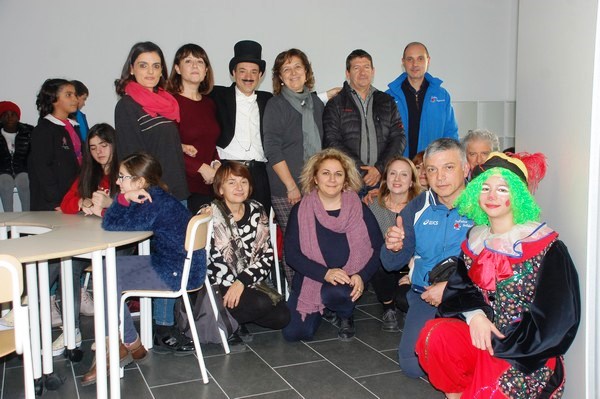 Foto ricordo degli orange presenti all'inaugurazione della Scuola di Pieve Torina