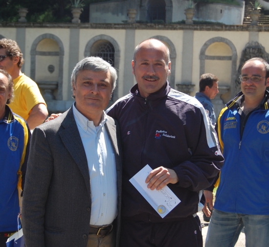 Nik Pulcinella riceve il premio per il 3° posto in classifica (foto di Giuseppe Coccia)