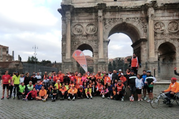 Foto di gruppo davanti all'Arco di Costantino