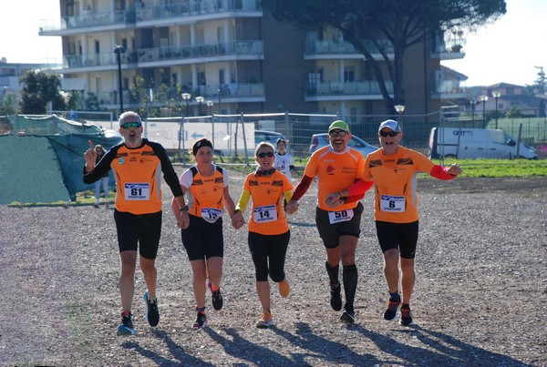 L'arrivo sul traguardo degli orange Claudio Ubaldini, Alessia Calcagnile, Giorgia Candeloro, Andrea Paluzzi e Fabio Angeli