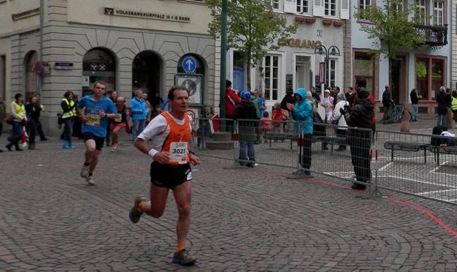 Marziale nelle 'precise' strade di Heidelberg sfoggia la canotta Orange