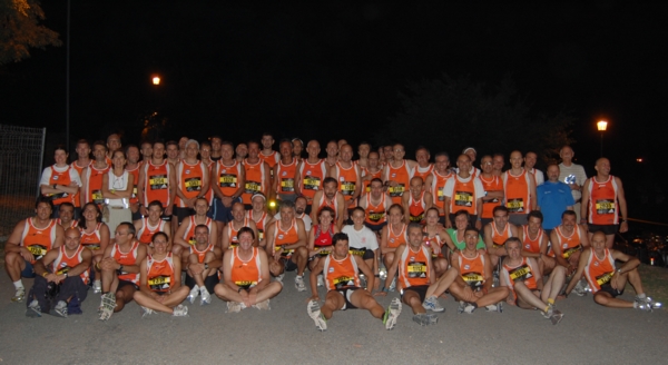 Foto di gruppo in una notte d'estate a Roma