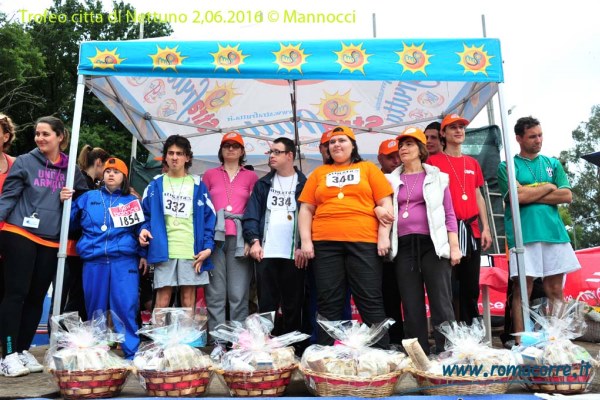 Alcuni dei ragazzi di SPiragli di Luce sul palco delle premiazioni del Cross Trofeo Citt di Nettuno