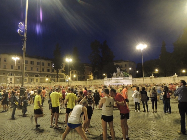 il tipico riscaldamento girando in tondo in piazza del Popolo