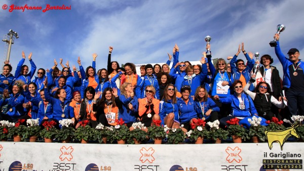 Le Ladies orange sul palco delle premiazioni insieme al nostro Presidente