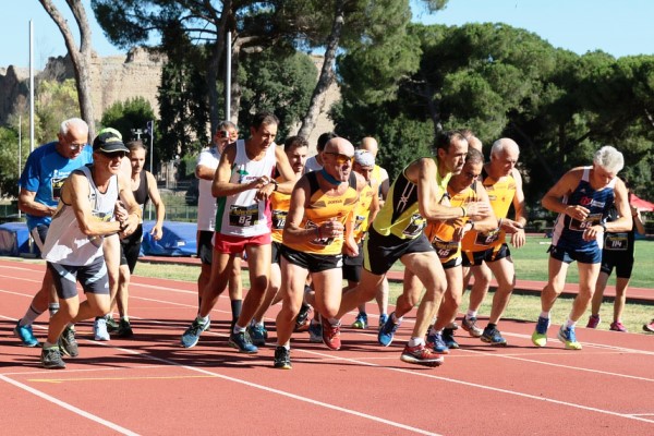 La partenza di una delle batterie del Trofeo con un folto gruppo di atleti orange capitanati da Marco Forrest Taddei