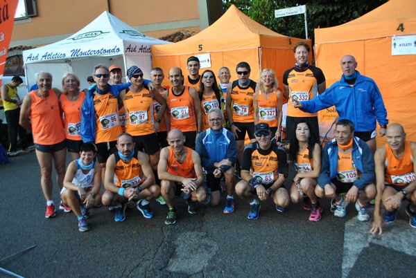 Gli orange posano prima della partenza di fronte allo storico palazzo Sforza-Cesarini