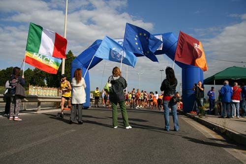 Le bandiere che questa volta non indicano divisione di territori, ma condivisione di ideali.